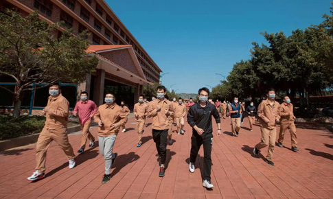 组织“跑在阳光下，跑进健康里”体育活动